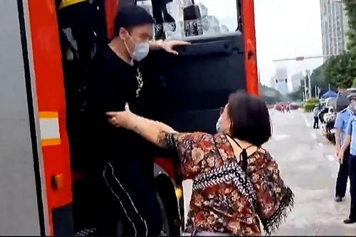 Giải cứu nam sinh mắc kẹt trước giờ thi đại học ở Trung Quốc