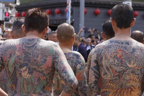 Các băng nhóm yakuza khổ sở vì không được dùng điện thoại đời mới