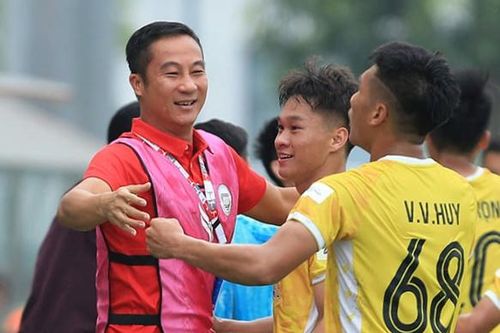 Quốc Vượng đưa Hòa Bình thăng hạng V.League 2