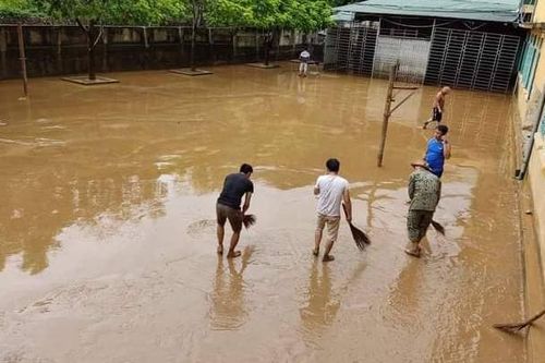 Sơn La: Trường học ngập úng , cán bộ hỗ trợ giáo viên chạy lũ