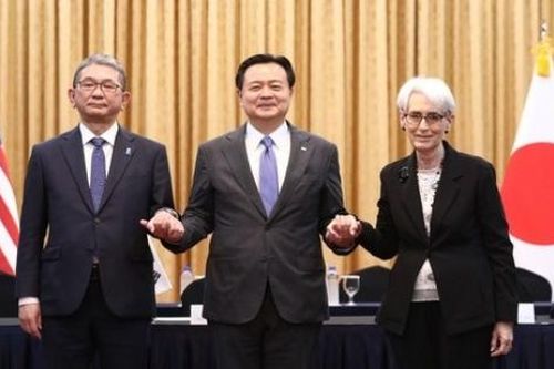 Hàn Quốc lần đầu tiên họp 3 bên sau khi có chính phủ mới, khẳng định hành động cứng rắn với 'canh bạc liều lĩnh' của Triều Tiên