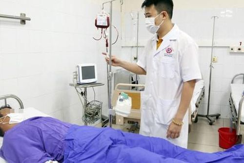 Người đàn ông bị cá mập cắn nát cẳng chân
