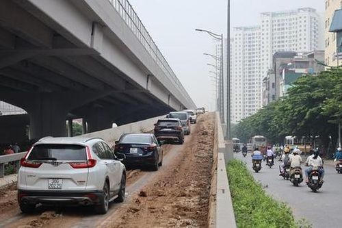 Đường dẫn lên vành đai 3 'ngập' bùn đất rơi vãi