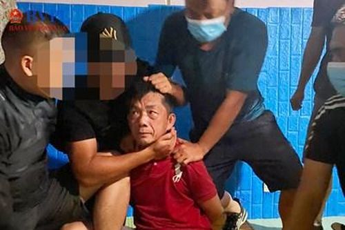Cảnh sát ập vào nhà, bắt đối tượng mua bán 4 bánh heroin