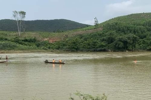 Chèo thuyền đi cắt cỏ, vợ chồng rơi xuống sông, một người đuối nước