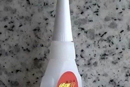 Anh chàng nhầm keo 502 là thuốc nhỏ tai, đi khám, bác sĩ không tin nổi