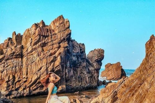 Ngắm 'mê cung' đá sừng sững vươn ra đại dương ở bãi biển độc nhất Quảng Bình