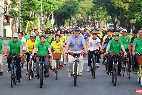 Đại sứ Đan Mạch đi xe đạp quanh TP Huế để hưởng ứng 'Ngày môi trường thế giới'