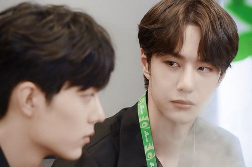 Tìm đâu một Vương Nhất Bác thứ 2 với cái nhìn đầy quan tâm Tiêu Chiến trên sân khấu?