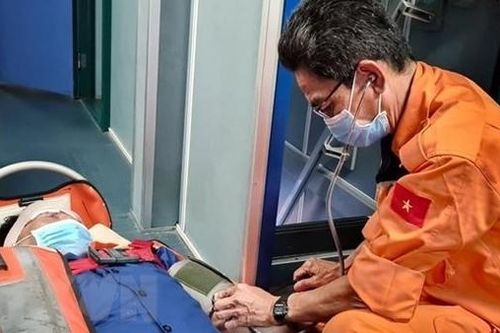 Đồn Biên phòng Bạch Long Vĩ kịp thời cứu 1 ngư dân bị cá mập tấn công