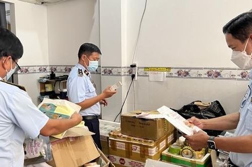 Tạm giữ số lượng lớn mỹ phẩm chưa rõ nguồn gốc