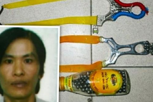 Dùng ná bắn nhiều người bị thương rồi cố thủ nhiều giờ trong nhà