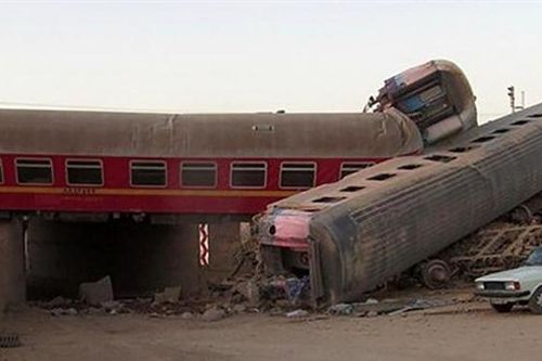 Tàu hỏa húc trúng máy xúc rồi trật bánh, 17 người thiệt mạng