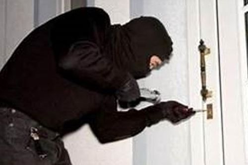 Chủ nhà 'nghênh chiến' 4 tên trộm giữa trưa