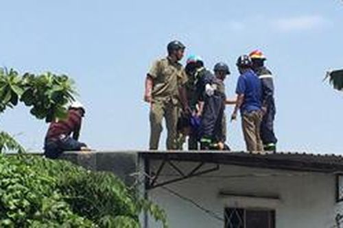Công an TP.Thủ Đức bắt kẻ 'ngáo đá' dùng ná bắn, kích điện hàng rào chống trả