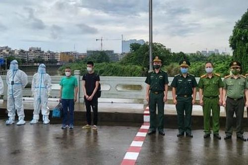 Bàn giao 2 đối tượng truy nã cho Công an Trung Quốc