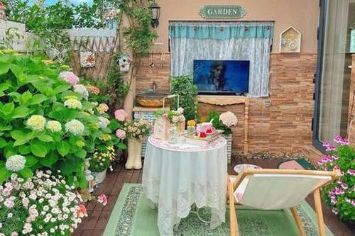 Khu vườn sân thượng 20m² đẹp như vừa bước ra từ trong truyện cổ tích