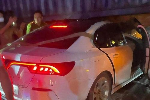 Ôtô tông trực diện xe đầu kéo, 2 người chết