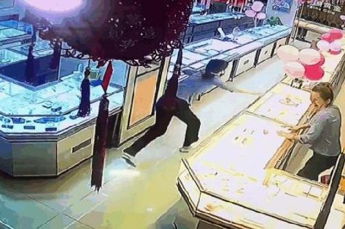 Lợn rừng lao vào cửa hàng trang sức truy đuổi nữ nhân viên