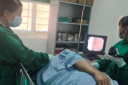 Nuốt đau, không ăn uống được, người đàn ông bất ngờ phát hiện xương khủng mắc trong thực quản