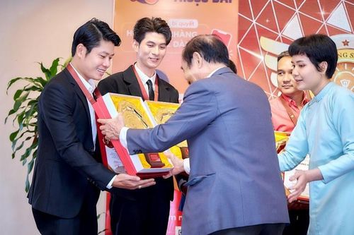 Nhạc sĩ 'Nhật ký của mẹ' được vinh danh 'Sống bằng sáng tạo'