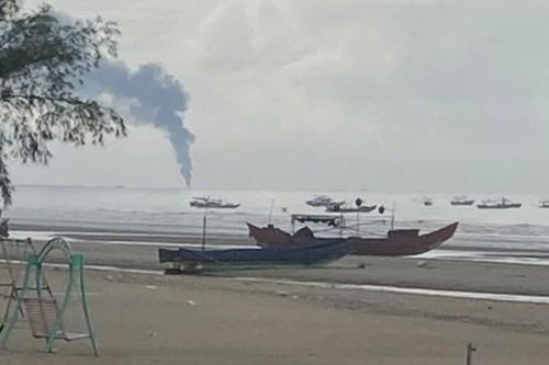 Xuồng chở xăng bốc cháy ngùn ngụt trên biển