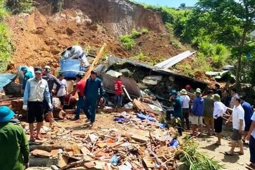 Thanh Hóa: Sập nhà trong lúc cổ vũ bóng đá, 3 người bị mắc kẹt