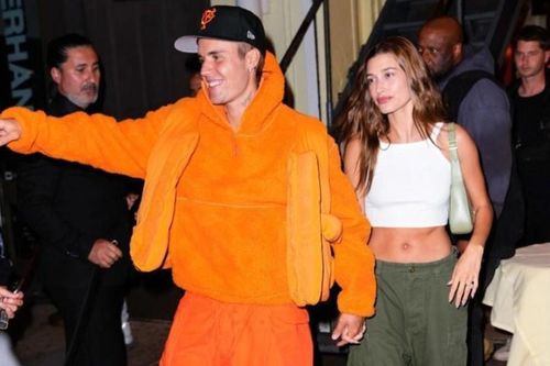 Justin Bieber và vợ mặc cùng một mẫu quần