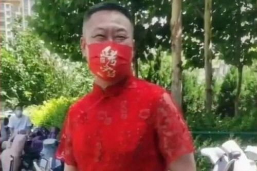 Ông bố Trung Quốc mặc sườn xám để cổ vũ con đi thi