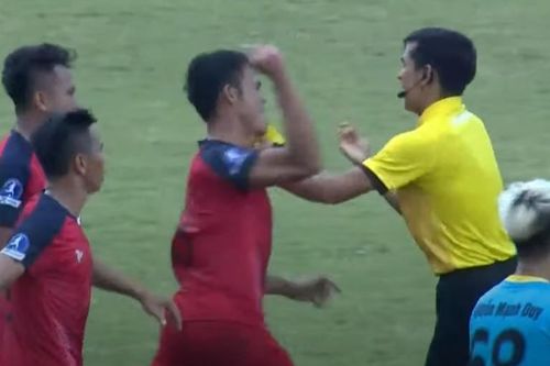 Ban kỷ luật VFF sẽ xử nặng cầu thủ đấm trọng tài
