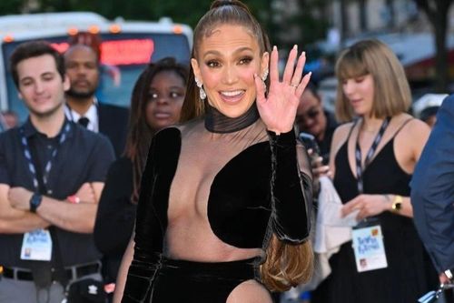 Jennifer Lopez gợi cảm dự liên hoan phim