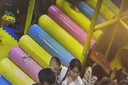 Công an triệu tập người đàn ông đánh bé gái 5 tuổi trong nhà sách