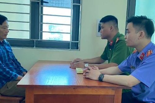 Khởi tố đối tượng dùng dao đe dọa, bắt 2 cán bộ môi trường quỳ gối