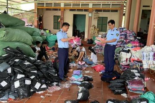 Tạm giữ gần 12.000 sản phẩm quần áo, mũ bảo hiểm giả mạo nhãn hiệu tại Vĩnh Phúc