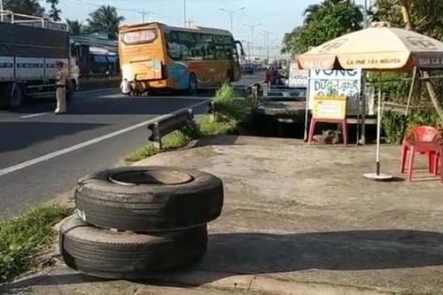 Xe giường nằm bị văng bánh trên Quốc lộ 1 khiến nhiều người hú vía