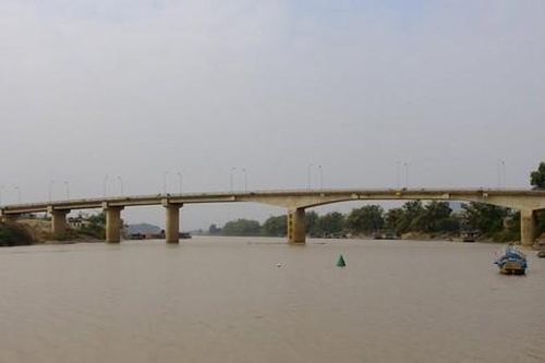 Người phụ nữ nhảy cầu tự tử giữa đêm