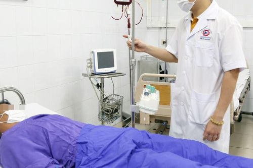 Lặn biển, người đàn ông bị cá mập cắn dập nát cẳng chân