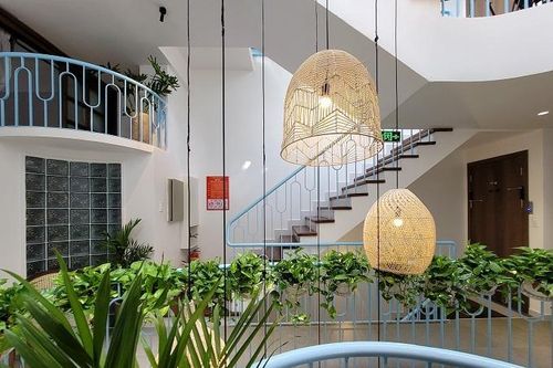 Ngôi nhà mê cung trên mảnh đất méo, xây trong 3 năm với bể bơi vô cực trên nóc