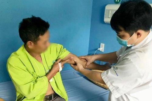 Giun dài 8cm kéo ra từ tay của người đàn ông có sở thích ăn quen thuộc