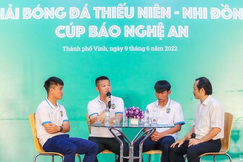 Những ngôi sao bóng đá xứ Nghệ thổi niềm đam mê với trái bóng tròn đến các cầu thủ nhí