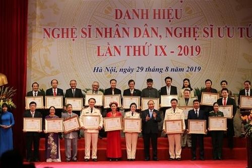 Đề xuất mở rộng đối tượng xét tặng danh hiệu NSƯT, NSND: Quý hồ tinh bất quý hồ đa