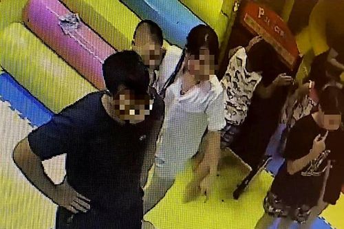 Xác minh thông tin bé gái 4 tuổi nghi bị đánh tại khu vui chơi ở Hà Nội