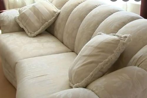 Xin ghế sofa cũ về dùng, người phụ nữ 'choáng váng' với thứ cồm cộm bên trong