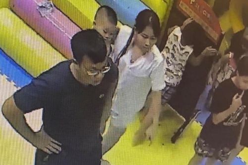 Bé 4 tuổi bị người đàn ông đánh dã man ở khu vui chơi, công an vào cuộc xác minh