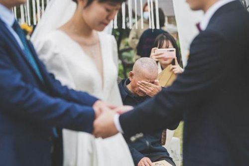 Cô dâu nhìn lễ đường rồi bật khóc, bố chú rể liên tục rơi nước mắt