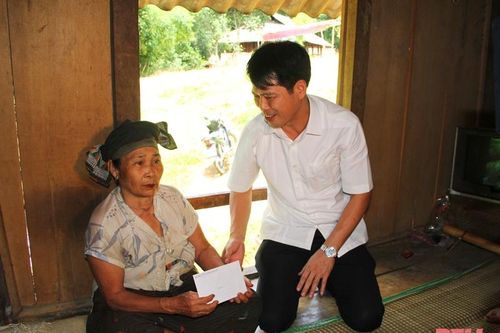 Trưởng ban Tuyên giáo Tỉnh ủy Đào Xuân Yên và các đại biểu HĐND tỉnh tiếp xúc cử tri huyện Lang Chánh