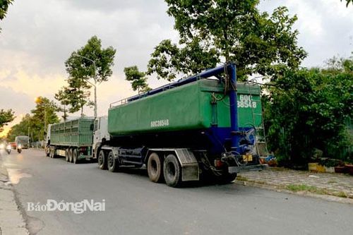 Đường đi 'biến' thành bãi đậu xe