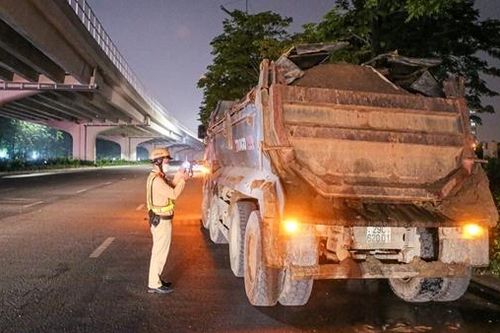 CSGT tuần đêm, xử lý xe tải chở vật liệu rơi vãi