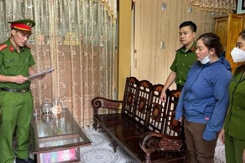 Nổ thân thiết nhiều VIP, chi 'nửa tỏi' vào nhân viên hàng không