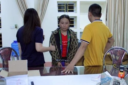 'Nữ quái' giấu 4 bánh heroin trong bao tải mang đi bán